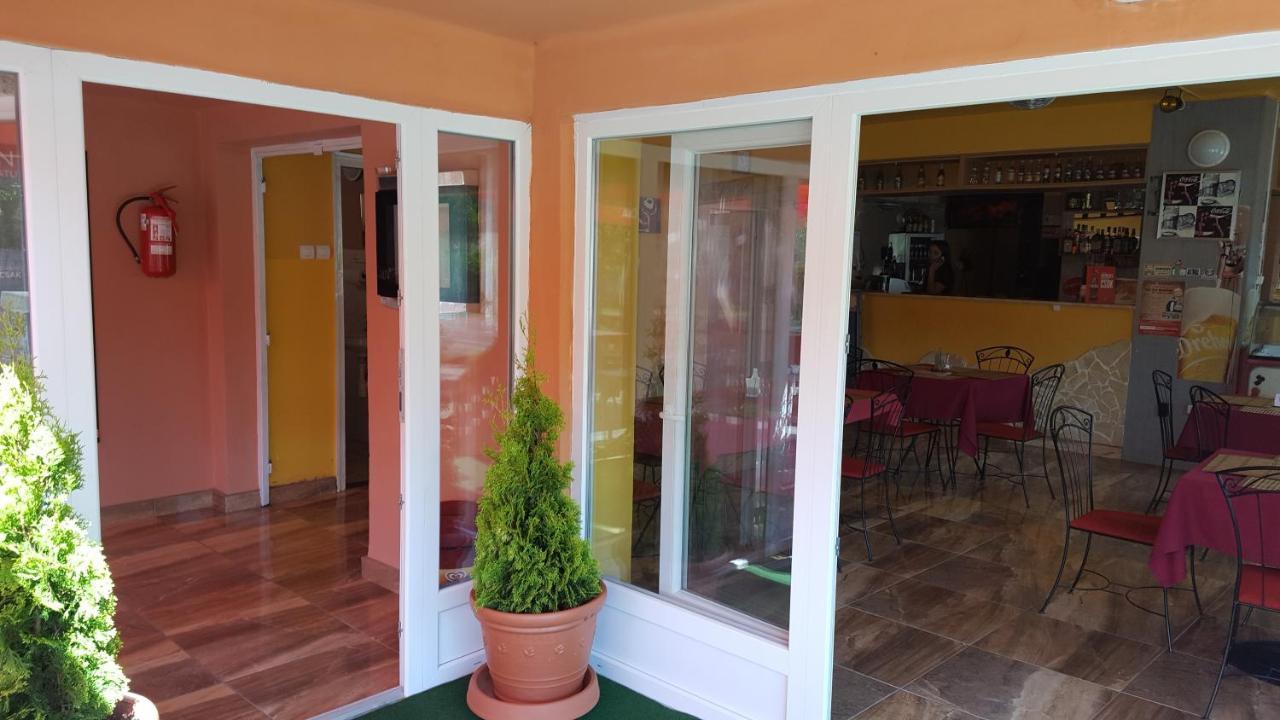Havanna Etterem Es Vendeghaz Hotel Putnok Bagian luar foto